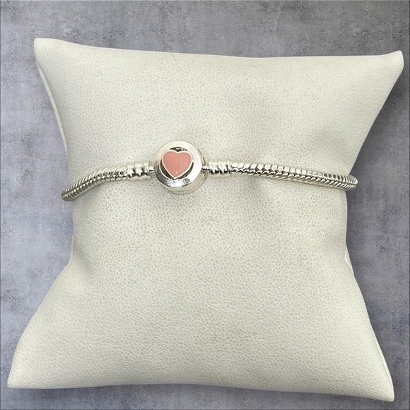 Silver plated bangle bracelet with enamel heart clasp - Picture 1 of 7